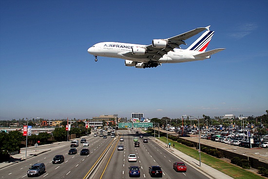 Air France A 380 im Landeanflug auf LAX - von der Brcke der W96th gespottet