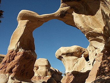 Metate Arch - Devil's Garden - Hole-in-the-Rock-Road