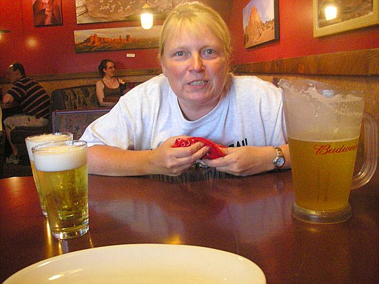 Nen nettes Mädchen und nen Pitcher Bier, what will you more.... Nen nettes Mädchen und nen Pitcher Bier, what will you more....