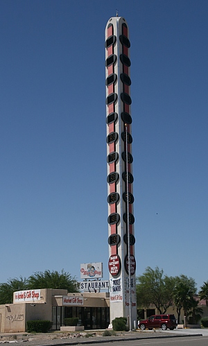 World's Tallest Thermometer - in Baker, California - am Arsch der Welt.