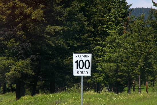 Auf den ausgebauten Landstraen ist 100 die Maximum Geschwindigkeit