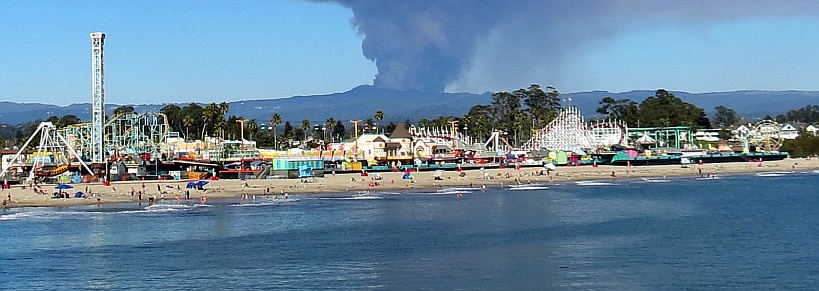 Santa Cruz Boardwalk - vom anderen Boardwalk aus gesehen. Riecht s hier irgendwie verbrannt???