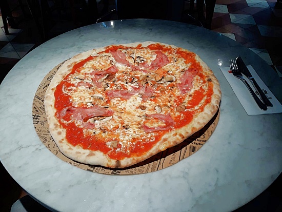 Pizza Prosciutto Funghi in der L'Osteria im Dsseldorfer Flughafen