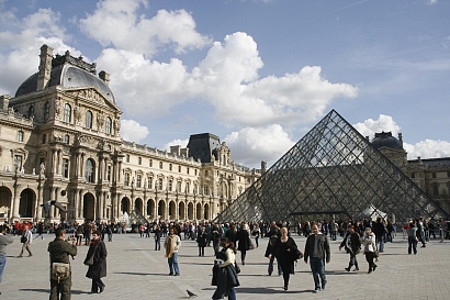 Im Innenhof des Louvre