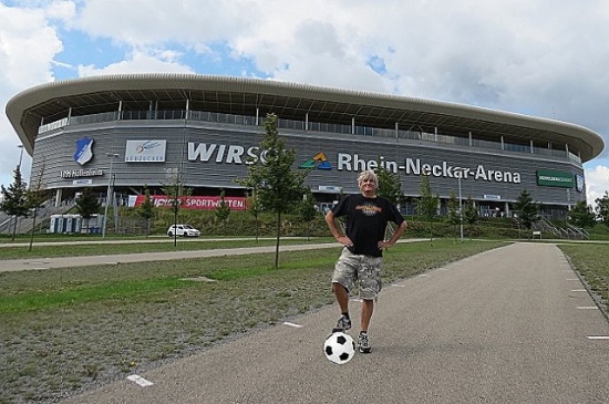 Die Rhein-Neckar-Arena an der Dietmar Hopp-Strae in Hoffenheim, oder Sinsheim, oder wasweiss ich was fr ein Heim....