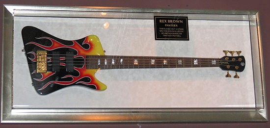 Hard Rock Cafe Hamburg - Gitarre von Pantera's Rex Brown