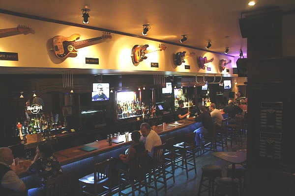 Hard Rock Cafe Niagara Falls ON - Die Bsse ber der Bar sind u.a. von den Scorpions und Paul Jones.