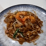 16.03.2023<br />Penang Fried Kway Teow<br />Wok-fried with prawns, cockles, bean sprouts and eggs bei Penang Culture im Terminal 1 des Changi Airports, Singapore<br />15.45 SG$ - in € ist das weniger