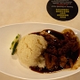 20.3.2023 - Frühstück<br />Black Pepper Chicken Chop with Rice bei "eat together" im Terminal 1 im Changi Airport/Singapore<br />7 SG$ = 4,(( e