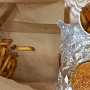 8.10.2023 - Cheeseburger, Fries, Regular Coke bei den Five Guys an dder Liberty Station Esplanade in San Diego/CA<br />21,19 $ ohne Tip, der im CC-Lesegerät für die Kassiererin angezeigt wurde. 