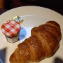 16.9.2023 - Croissant mit Marmalade im Bridge Bar & Eating House im Terminal 3 in LHR