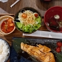 23.3.2023<br />Salmon Shio/Teryaki Set bei Sushi Nama im Suvarnabhumi Airport Bangkok<br />mit Cola 510,82 Baht = 13,76 € - immerhin nicht billig, aber lecker
