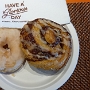 27.03,2023 - Frühstück im Terminal 2 des HKT, diesmal in einem Laden namens Gloria Jean's gekauft.<br />Glazed Donut plus Cinnamon Roll plus Cafe Americano 255 Baht = 7,01 €