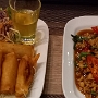 29.3.2023<br />Vegetable Spring Rolls & Stir-fried Chicken with Chili & Basil im Restaurant des Hotel Miracle in Bangkok. <br />406,07 THB = 11 € inkl. einer kleinen Flasche Bier<br />Die Chilisamen hab ich latürnich rausgefischt