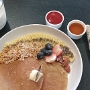 30.03.2023<br />Fruity Glory Pancakes in der Veganerie irgendwo in Bangkok<br />Pancakes, Banana, Strawberries, Blueberries, Granola, Almond, Chia Seed, Strawberry Sauce, Coconut Syrup and organic vegan Butter. Served with 1 glas of almond milk<br />220 Baht = 5,92 €