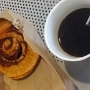 23.3.2023<br />Cinnamon Roll mit Cafe Americano vom Le Coral Cafe im Domestic Terminal Phuket Airport