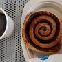 24.3.2023<br />Cinnamon Roll mit Cafe Americano vom Le Coral Cafe im Domestic Terminal Phuket Airport