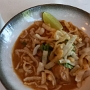 18.7.2023 - Chicken Thai topped with Cashew Nuts and fried Noodle. Served with Jasmin Rice im Restaurant im Comfort Inn Runway Hotel in Stockholm<br />267,75 NOK = 23,82 €