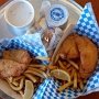 19.9.2023 - Clam Chowder, 2 pcs Cod & chips & 3 pcs cod & chips bei Tom's Fish & Cips in Cannon Beach/OR