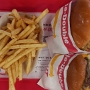 28.9.2023 - Double Double Menu & 1 Double Double beim In'n'Out Burger in Monterey/CA<br />16,72 $