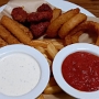 4.10.2023 - Classic Sampler bei Denny's in San Diego/CA<br />Boneless buffalo wings, beer-battered onion rings, mozzarella cheese sticks and wavy-cut fries. Served with choice of dipping sauces. 12,69 $