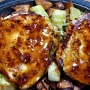 4.10.2023 - Bourbon Chicken Sizzlin' Skillet bei Denny's in San Diego/CA<br />Grilled seasoned chicken breasts with a bourbon glaze atop seasoned red-skinned potatoes, vegetable medley and mushrooms. Cal 910 - 16,49 $