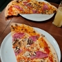 8.1.2024 - Pizza Prosciutto Funghi in der L'Osteria im Düsseldorfer Flughafen