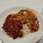 12.03.2024 - Reis mit Chili con Carne und Wildpilzsauce in der Open Sky Lounge im Düsseldorfer Flughafen. Geschmacksneutral.