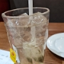 14.03.2024 - Green Ice Tea bei TGI Friday's in der Lotte Mall in Seoul. Wasser mit einem Teebeutel, natürlich völlig geschmacklos. 2.490 KRW = 1,73 €