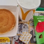 20.03.2024 - Frühstück bei McDonald's im Haneda Airport Tokyo. Hotcakes Set bestehend aus Hotcakes, Hot Apple Pie medium Sprite, Hotcake Syrup und Butter. Lecker, könnte ich häufiger essen. 4,20 €
