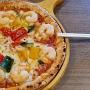 20.03.2024 - Full Size Farlic Shrimp Pizza HUB British Pub am Haneda Airport Terminal 2 mit einem Pint Bier für 12,47 €<br />Man beachte die Stäbchen