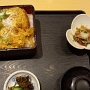 21.03.2024 - Filetkottelet aus Miyazaki - Kinako Schweinefleisch. Mit einer Schüssel Miso-Suppe und Gurken im Flughafen Fukuoka