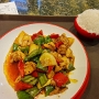 26.03.2024 - stir-fried spicy chicken bei Wai Kai Grill Fish im Foodcourt des Parisian Hotels in Macau.<br />Die Paprikas habe ich natürlich mit dem Reis getauscht.