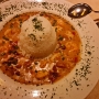 27.03.2024 - Shrimp & Chicken Gumbo in der Cheesecake Factory im Londoner Hotel in Macau <br />Shrimp, Chicken, Andouille Sausage, Tomatoes, Peppers, Onions and Garlic Simmered in a Spicy Cajun Style Broth with Cream. Topped with Steamed White Rice - 32,45 € inkl. Cola und 10 % Service charge