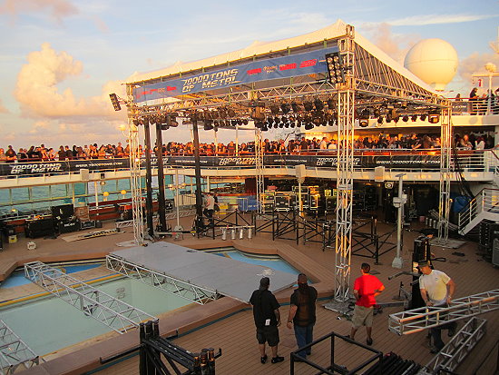 So wurde die Poolbühne nicht rechtzeitig fertig So wurde die Poolbühne nicht rechtzeitig fertig