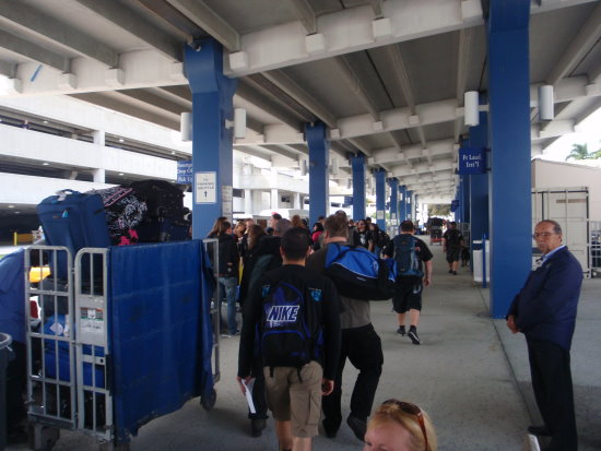 Ankunft am Schiff - wir waren trotz der frühen Uhrzeit nicht die ersten Ankunft am Schiff - wir waren trotz der frühen Uhrzeit nicht die ersten