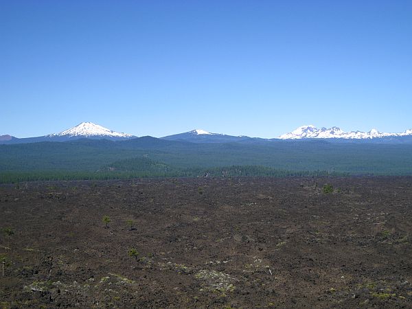 Links Mount Bachelor, in der Mitte Tumalo Mountain und rechts die Three Sisters mit Broken Top