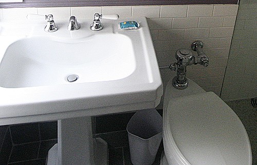 Das Designer-Badezimmer kennt immer noch kein Hnge-WC mit Hinterwandinstallation