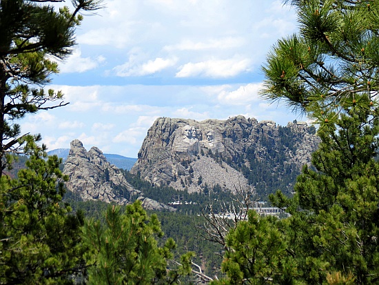 Mount Rushmore aus der Ferne. So gro sind die Kpfe gar nicht, wenn man sie mit dem Crazy Horse vergleicht.