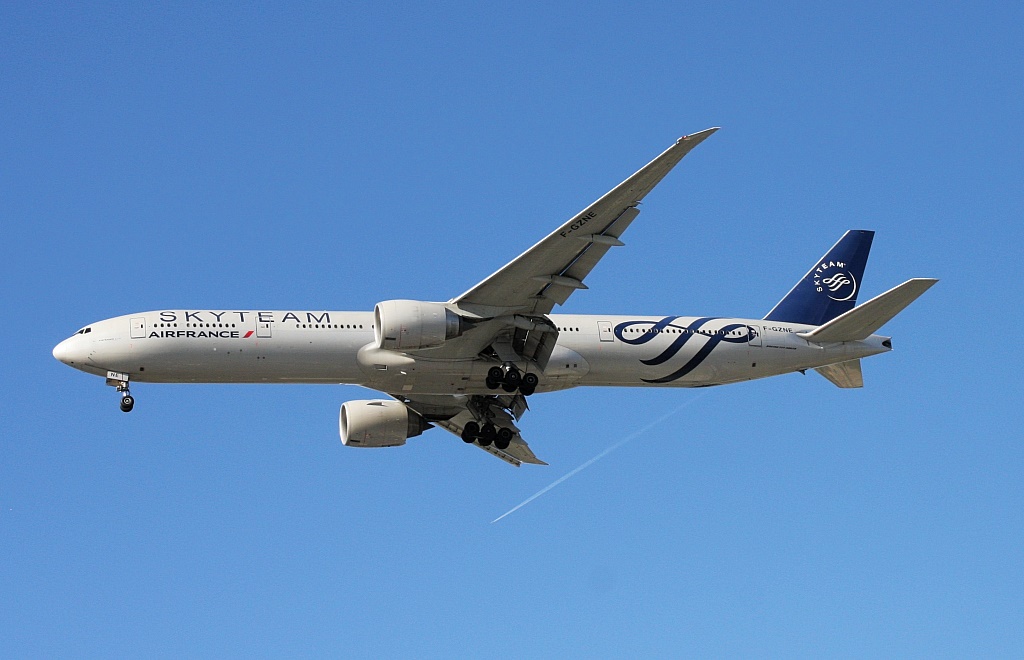 Air France - Boeing 777-328(ER) - F-GZNE