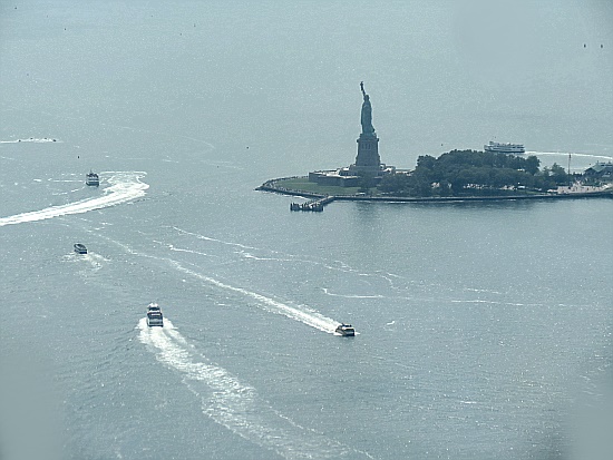 One World Observatory - Blick auf die Statue of Liberty One World Observatory - Blick auf die Statue of Liberty