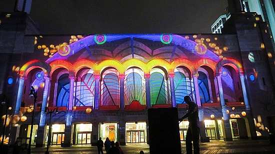 3D-Lichtershow an der Hauswand der Boardwalk Hall 3D-Lichtershow an der Hauswand der Boardwalk Hall
