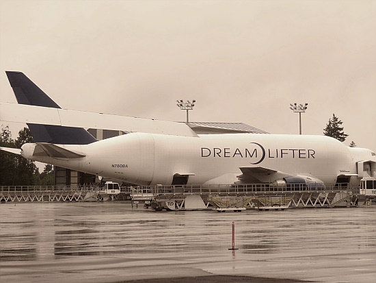 ein Dreamlifter, hat nichts mit dem Text zu tun. Aber da whrend der Tour fotografieren verboten war muss ich Bilder von ausserhalb nehmen