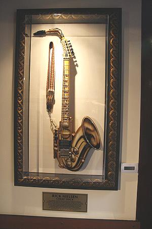 Gitarre von Rick Nielsen (Cheap Trick) , der schon immer ein Faible fr ausgefalle Formen hatte