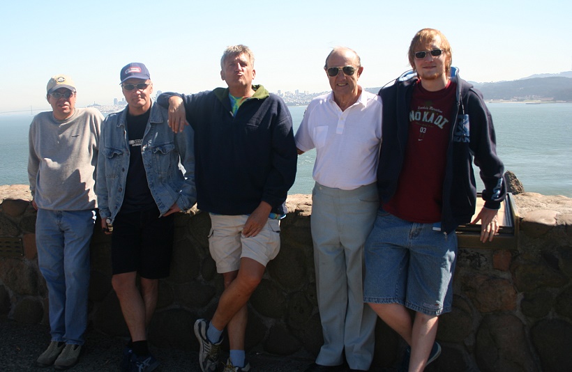 4 Mann und ein Ami vor der Golden Gate Bridge