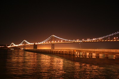 Oakland Bay Bridge bei Nacht