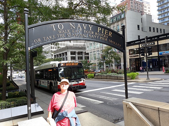 Zum Navy Pier erst eine Etage runter und dann nach links Zum Navy Pier erst eine Etage runter und dann nach links