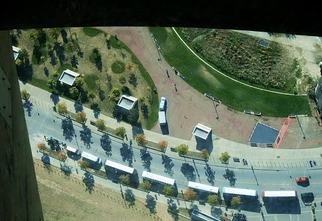 Blick durch den Glasboden des CN Tower