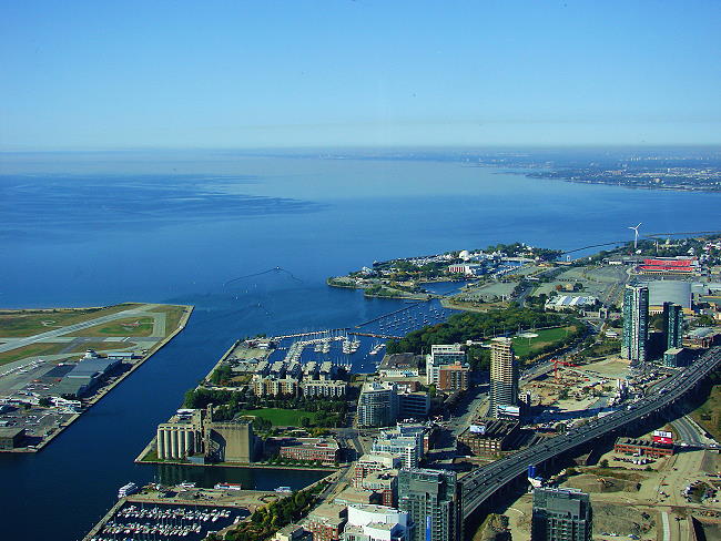 atemberaubender Blick auf Toronto und den endlos erscheinenden Lake Ontario atemberaubender Blick auf Toronto und den endlos erscheinenden Lake Ontario