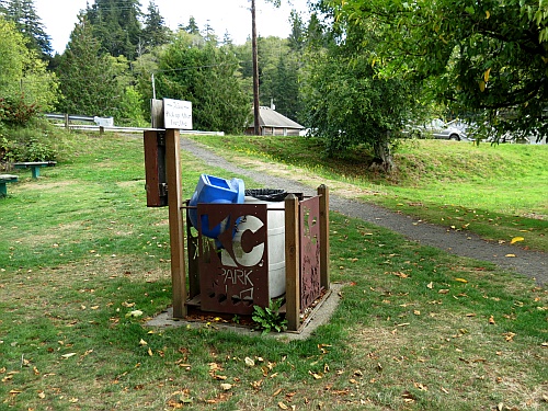 Kurt Cobain Memorial mit gestalteter Mülltonne. Kurt Cobain Memorial mit gestalteter Mülltonne.